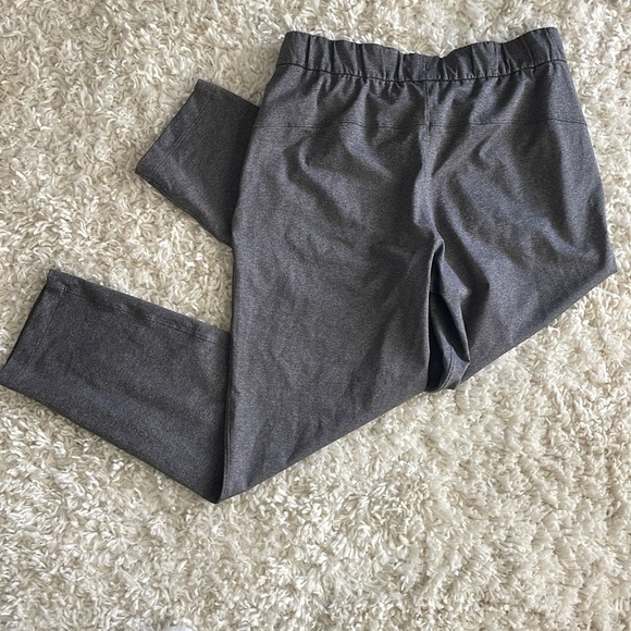 Lululemon Size 8 Gray Joggers With Pockets Inseam 27” Like New - Picture 2 of 6